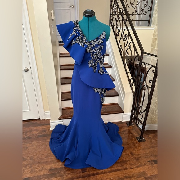 Designer dress, only worn once! Excellent condition. - Picture 2 of 6